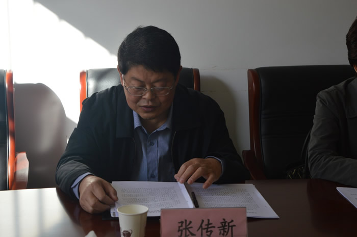 專職副主委張傳新帶領大家學習十九大精神.JPG